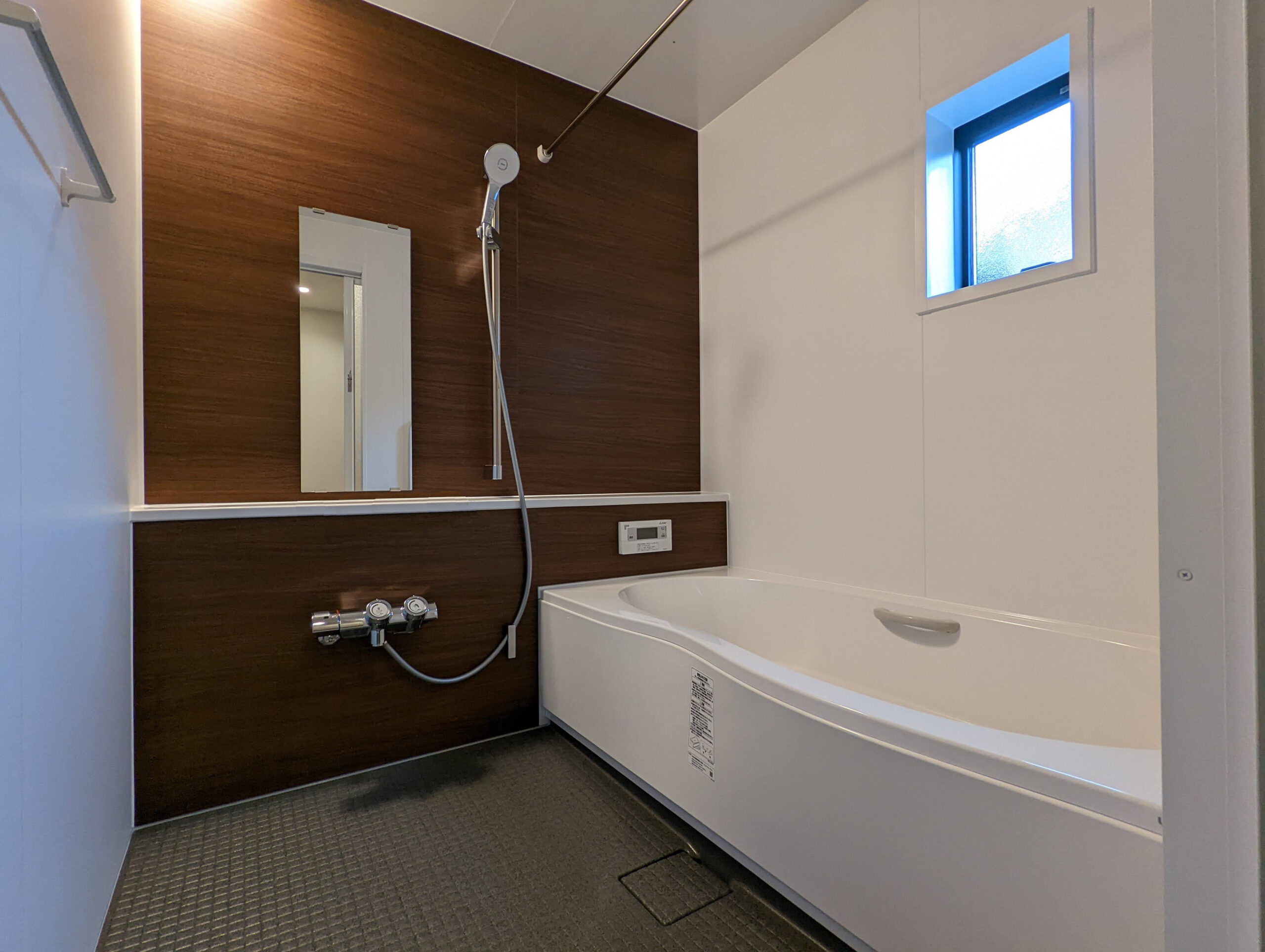 清掃しやすく明るい浴室へ