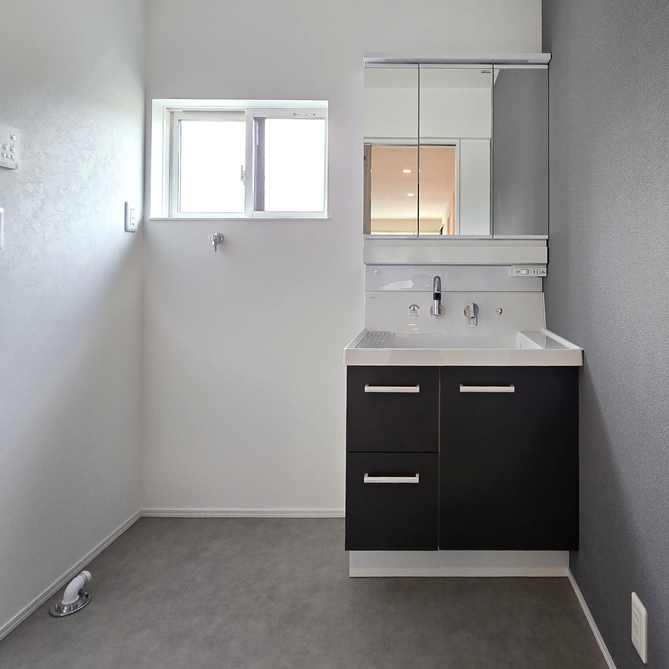 明るく清潔感ある洗面室