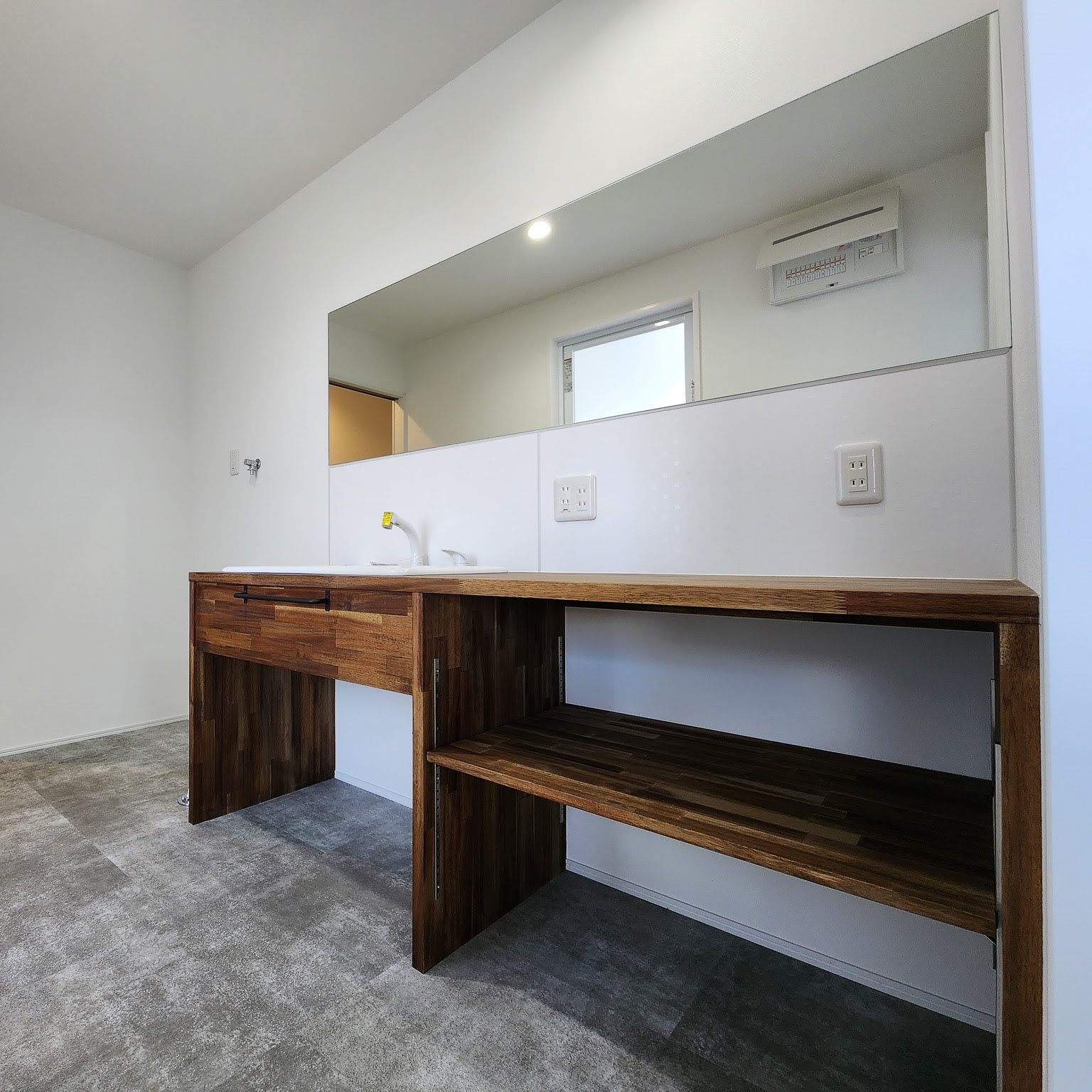 造り付けのおしゃれな洗面