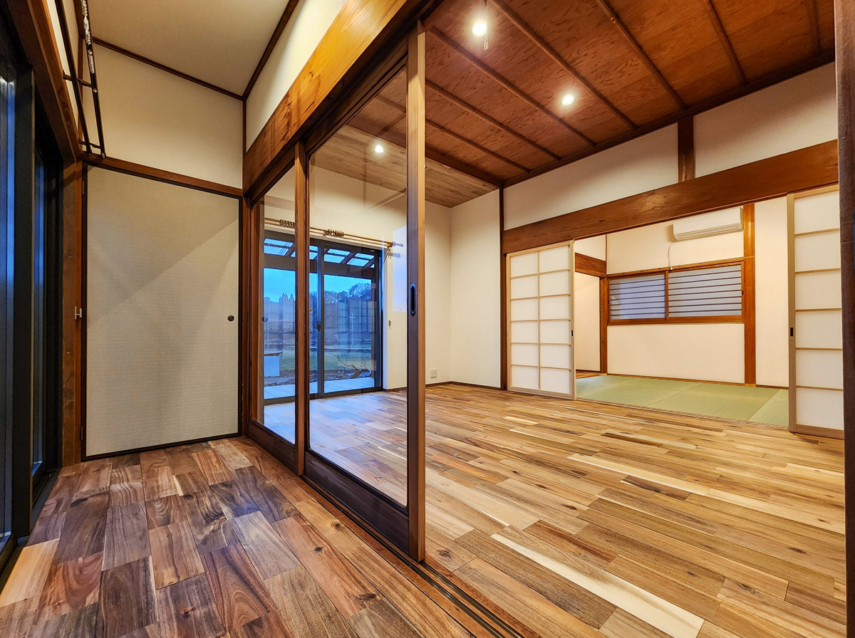 施工後のリビング｜古建具と借景が調和する空間