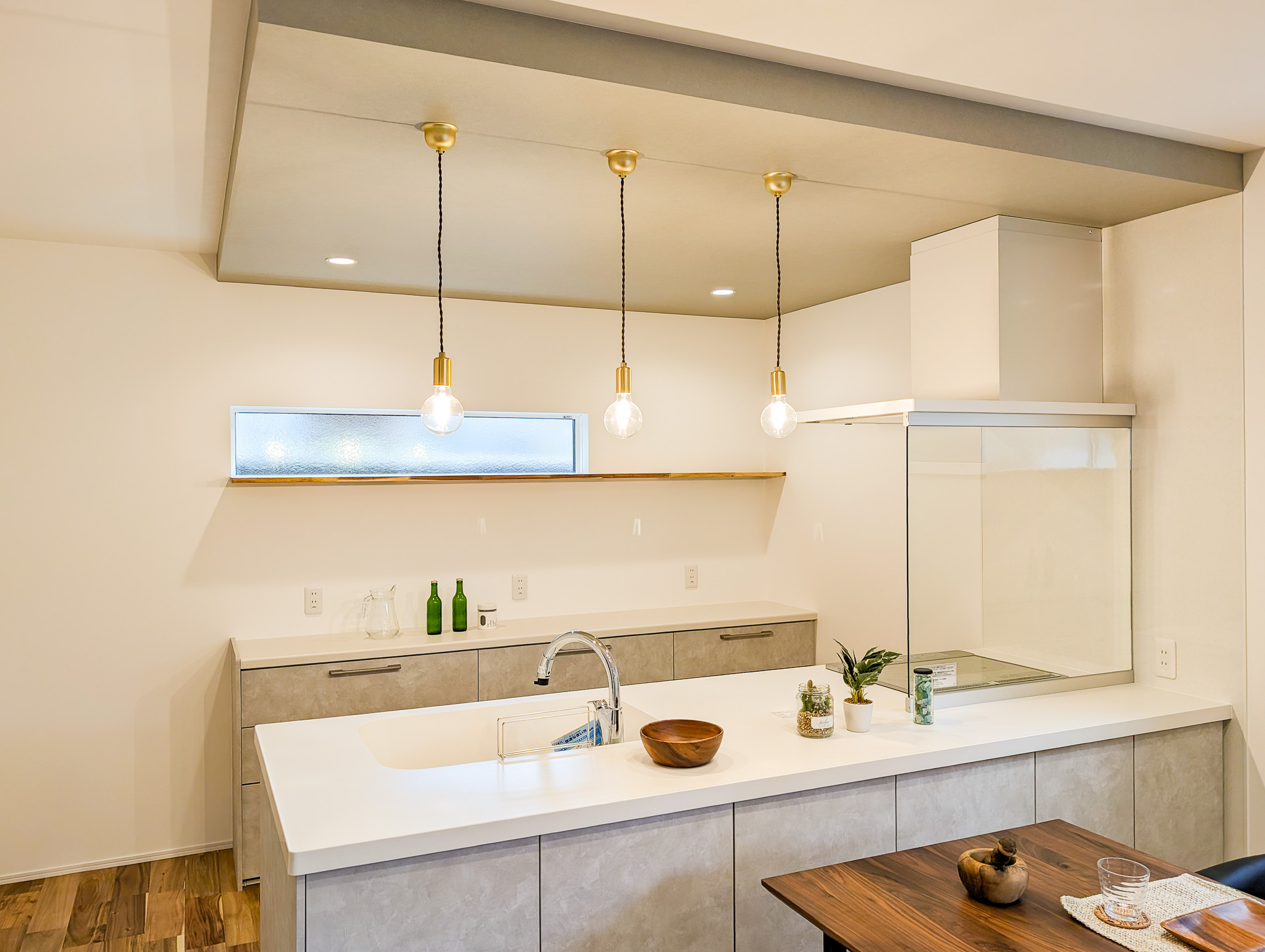 桜井市の注文住宅 ─ 下がり天井が印象的なキッチン